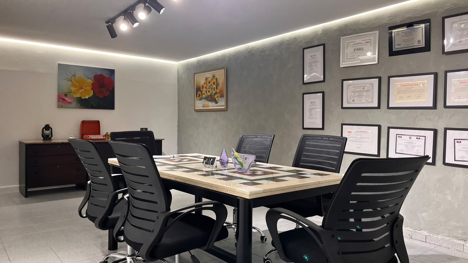 Sala de reuniões do escritório Lopes e Nono Advogados