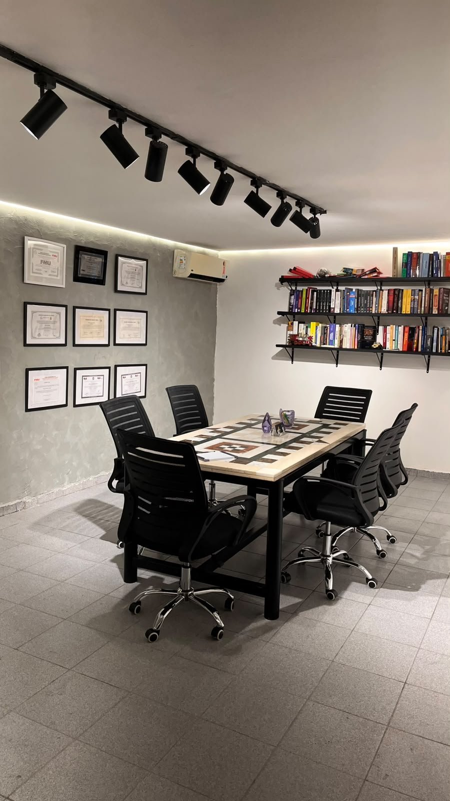 Sala de reuniões com estante de livros do escritório Lopes e Nono Advogados